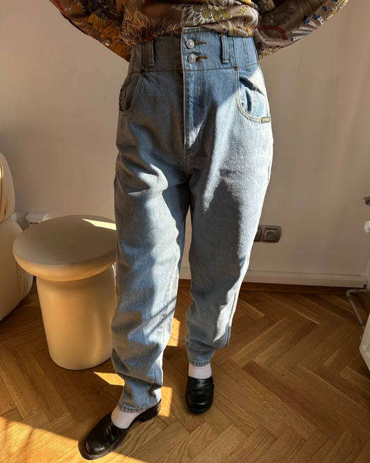 Jeansy o kroju carrot